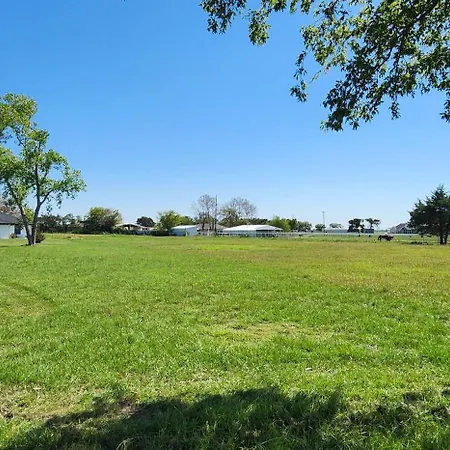 Modern 10 Acre Horse Ranch-Walk To Lake Ray Robert